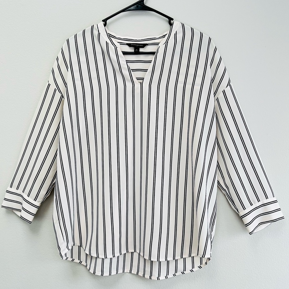 Banana Republic Women’s Drapey V Neck Blouse Créame